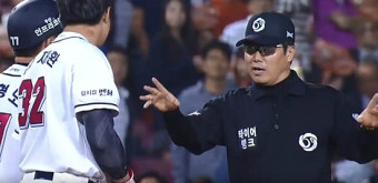 두산-롯데 명품경기 망친 '판정 번복·관중 추태'