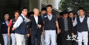 통상임금 일부 승소, 미소짓는 근로자들