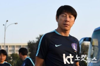 그라운드 바라보는 신태용 감독