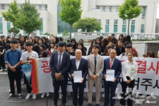 광양보건대 학생들, 광양시·의회에 폐교 반대 서명지 전달  