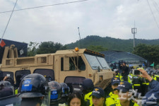 [포토] 사드 발사대, 소성리 마을회관앞 통과