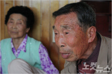 부모와 산으로 숨은 소년, 친구와 붙잡혀