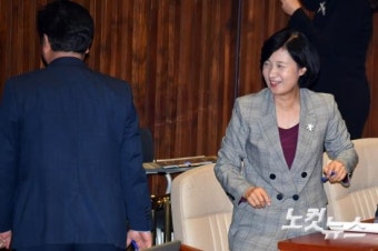 본회의장 밖으로 향하는 추미애-우원식