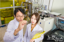 옷에 붙여 전기 생산…태양광 발전기 한계 어디까지?