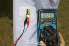 옷에 붙여 전기 생산…태양광 발전기 한계 어디까지?