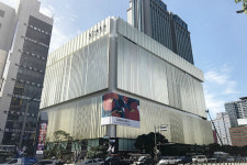 새 단장 롯데백화점 부산본점…쇼핑객들로 붐벼