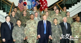 기념촬영하는 도널드 트럼프 美 대통령