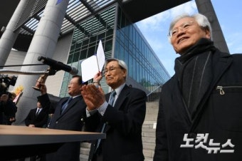 박정희 동상 모형 기증식