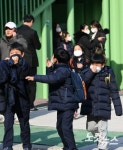 서울교대 화재, 대피하는 부설초등학교 학생들