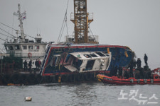 인양된 낚싯배에 실종자 없어…주변 해역 야간수색(종합) 