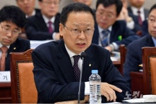 최흥식 가상화폐 거품 빠질 것, 내기 해도 좋다