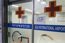 [르포]폭설 제주공항, 비행기 기다리던 임산부 병원행