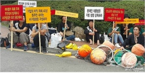 등 떠밀린 부산 암남공원 해녀촌, 해법은 없어 