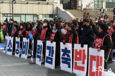 청소.경비 인력 감축 반대하는 공공운수노조 서경지부 조합원들