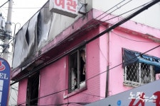 화재 흔적 남아있는 종로 여관