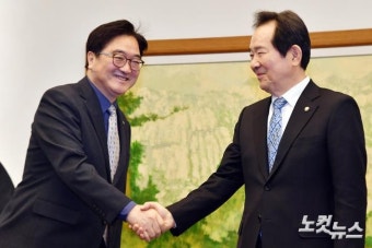악수하는 정세균 국회의장-더불어민주당 우원식 원내대표