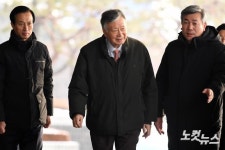 부영분양가부풀리기전국피해자모임 회원들 보는 이중근 회장