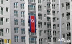 북한 숙소에 걸린 대형 인공기
