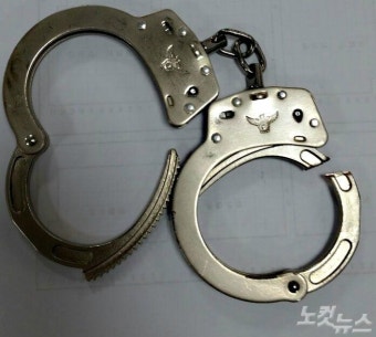 수갑 못 풀어 119 부른 황당한 경찰