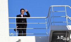 인사하는 만경봉 92호 승객