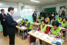 김상곤 교육부총리, 창원 완월초 성인문해교실 방문