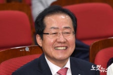 미소짓는 자유한국당 홍준표 대표