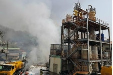 김해 화학공장 폭발 뒤 화재…인명피해 없어