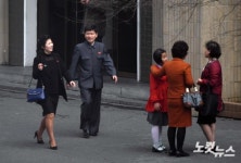고려호텔 앞을 지나는 북한 시민들