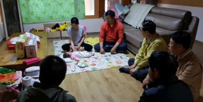 아기 천사들에게 선물을 전하는 상주 내서면 주민들