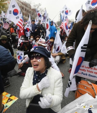 오열하는 朴 전 대통령 지지자