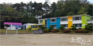 키다리 아저씨, 폐교 위기 학교에 희망의 색을 입히다