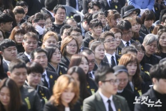 슲픔에 빠진 유가족들