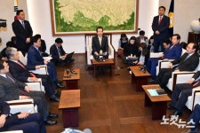정세균 국회의장과 회동하는 교섭단체 원내대표들