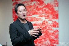 아름다움과 슬픔을 한작품에 담아낸 붉은 산수 작가 이세현