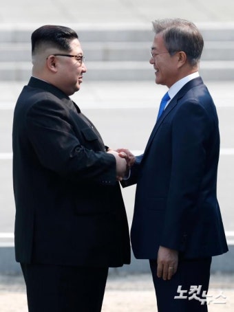 손잡은 문재인 대통령과 김정은 국무위원장