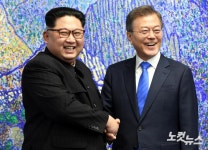 남북정상회담 앞서 활짝 웃는 남북 정상
