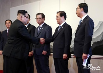 남측 대표단과 악수하는 김정은 위원장