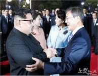 또 뵙겠습니다, 다시 만나자…벅찬 감동 속 두 정상 만남 종료