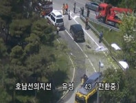 호남고속도로지선 승용차가 가드레일 들이받아…2명 숨져