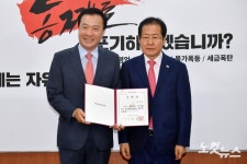 충북 체천시단양군 엄태영 후보자에게 공천장 전달하는 홍준표