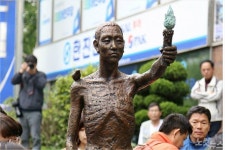 시민단체 부산 노동자상은 소녀상 옆으로 가야
