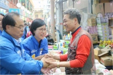 민주당 오거돈, 정명희 북구청장 후보 구포시장서 합동유세 