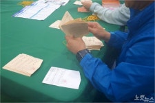 투표용지 뒤섞여…강릉 개표작업 차질