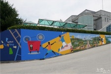 임실군민체육회관…옹벽엔 벽화, 시설물은 정비