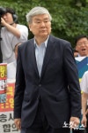 법정 입구 바라보는 조양호