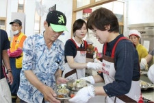 경남은행, 김해서 사랑의 특식 행사 열어