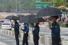 광화문광장 의경들도 아이스크림 한입…더워서 우산 써요