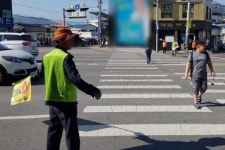 아침 땡볕에도 풀썩…폭염 속 노인일자리가 위태롭다