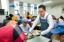 광주은행 남구노인복지관에서 배식 봉사