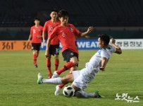 볼 다툼하는 김문환